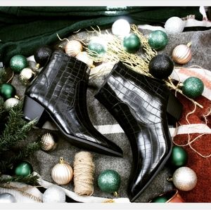 🆕️//The Zayla// Black croc print bootie